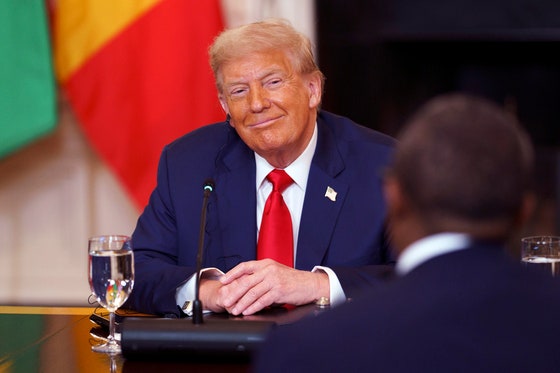 トランプ米大統領が９日（現地時間）、ワシントンのホワイトハウスでガボン、ギニアビサウ、リベリア、モーリタニア、セネガルなどアフリカの指導者らと会談した。　［ＥＰＡ＝聯合ニュース］