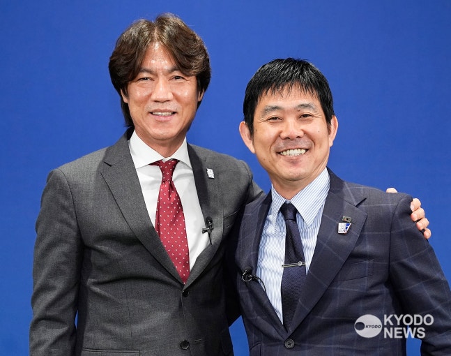 洪明甫監督（左）と森保一監督が両国国交正常化６０周年を記念し特別対談を行った。［写真　共同通信］