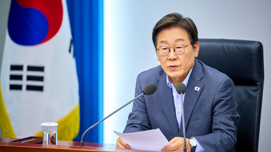 李在明大統領が１０日、ソウル竜山（ヨンサン）の大統領室庁舎で開かれた第３回首席・補佐官会議で発言している。［写真　大統領室］