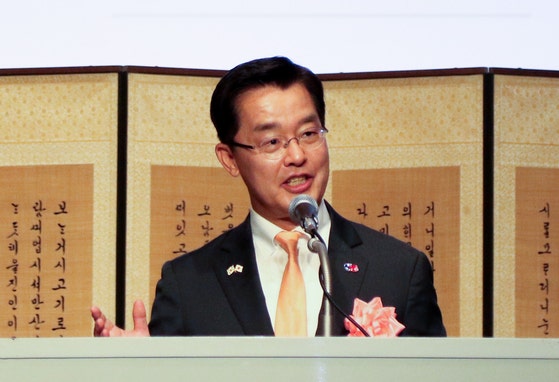 韓国の朴喆熙（パク・チョルヒ）駐日大使が６月１９日、ホテルニューオータニ東京で開かれた駐日韓国大使館が主催の韓日国交正常化６０周年記念レセプションで挨拶の言葉を述べている。［写真　聯合ニュース］