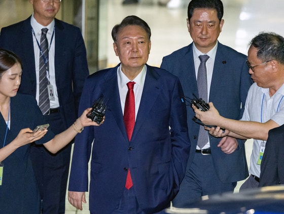 尹錫悦前大統領は、９日、ソウル瑞草区（ソチョグ）にあるソウル中央地裁で行われた２回目の拘束前被疑者尋問（令状実質審査）を終えた後、ソウル拘置所へ向かっている。［写真　共同取材団］