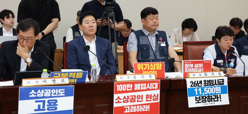 １日、世宗（セジョン）市政府世宗庁舎雇用労働部で開かれた最低賃金委員会第８回全員会議に出席した勤労者委員のイ・ミソン氏（右）が発言している。［写真　ニュース１］