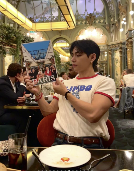 パリのある飲食店で食事をしているＢＴＳのＶ。［写真　ＳＮＳ］  ​  ​