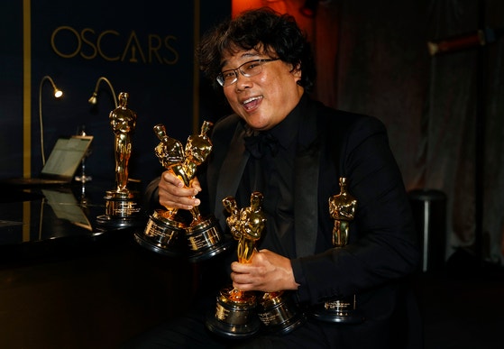 映画・ドラマ・歌謡などＫコンテンツが驚くほどの勢いを見せている。地球村大衆文化のメインストリームを形成している。映画『パラサイト　半地下の家族』で２０２０年作品・監督賞などアカデミー賞４冠を席巻した韓国のポン・ジュノ監督。［写真　ロイター＝聯合ニュース］