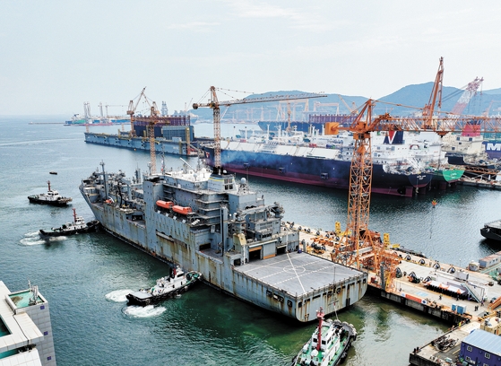 ハンファオーシャンがＭＲＯ事業のために受注した米国海軍の軍需支援艦『ウォリー・シーラ』が、整備作業を実施するために昨年９月２日午後、慶尚南道巨済市（キョンサンナムド・コジェシ）のハンファオーシャン巨済事業所に入港した様子。［写真　ハンファオーシャン］