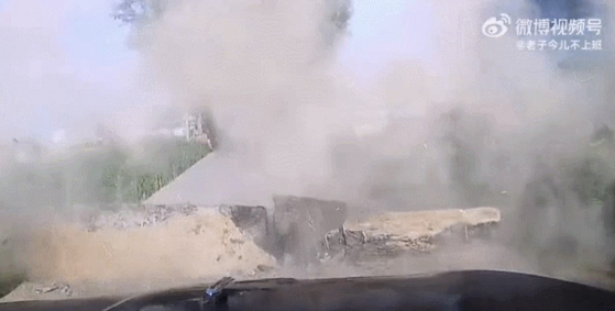走行中だった乗用車のドライブレコーダーに捉えられた道路爆発の場面。［微博　動画キャプチャー］
