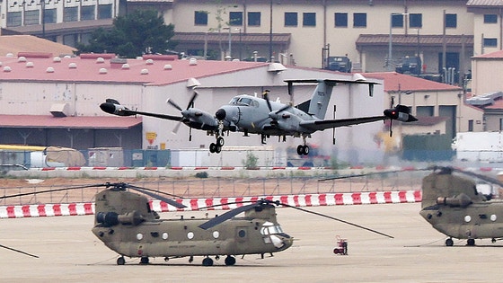 ５月２３日、京畿道平沢（ピョンテク）在韓米軍基地キャンプ・ハンフリーズで偵察機ＲＣ－１２Ｘガードレールが離陸する場面　［ニュース１］