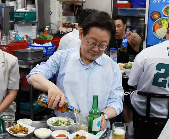 李在明大統領が１１日晩、ソウル鍾路区の焼き肉店で職員らと外食行事を持った。　大統領室写真記者団