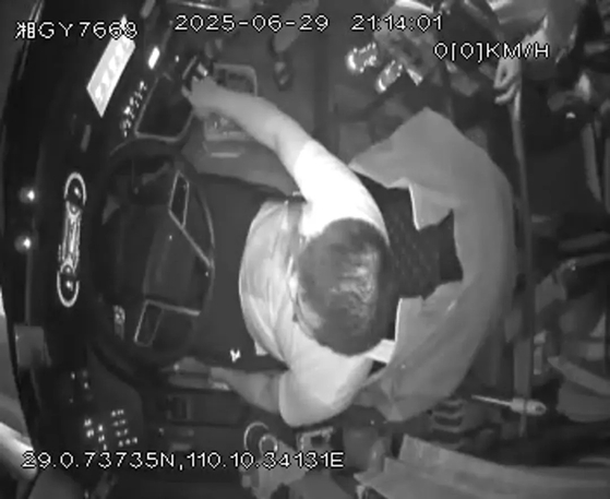 先月２９日、中国の高速道路で韓国人団体観光客とガイドを乗せてバスを運転していたシャオボさんが、脳出血で意識を失う状況の中で車を停止させている。　［微博　キャプチャー］