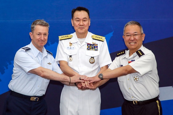 軍事協力を議論するための韓米日合同参謀本部議長会議（Ｔｒｉ－ＣＨＯＤ）が１１日、ソウル竜山区の合同参謀本部で開かれた。左からダン・ケイン統合参謀本部議長、金明秀（キム・ミョンス）合同参謀議長、吉田圭秀統合幕僚長。　［写真　合同参謀本部］