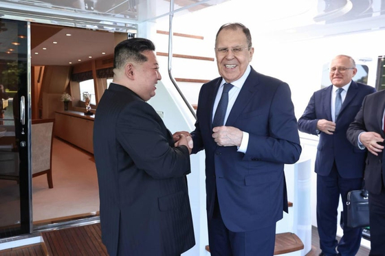 １２日に江原道元山で会った北朝鮮の金正恩国務委員長とロシアのラブロフ外相。［写真　ロシア外務省＝聯合ニュース］