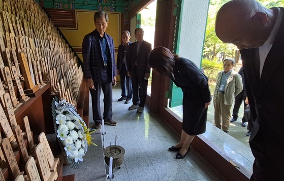 １２日、広島県の横田美香副知事が慶尚南道陜川（キョンサンナムド・ハプチョン）の韓国原爆被害者慰霊閣を訪れて参拝している。アン・デフン記者