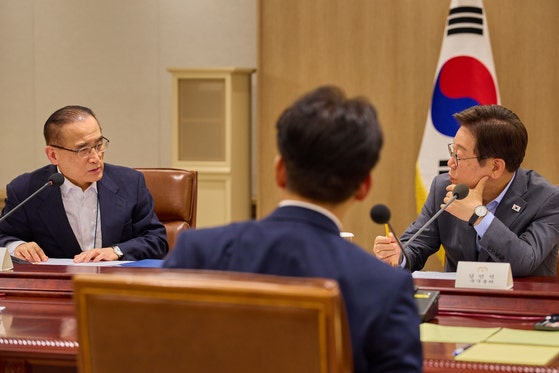 韓国の李在明（イ・ジェミョン）大統領が１０日に開かれた初のＮＳＣ会議で魏聖洛（ウィ・ソンラク）国家安保室長と対話している。魏氏が韓米安保室長協議などを終えて米国から帰国した翌日のことだ。［写真　韓国大統領室］
