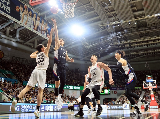１３日、日本代表との試合でレイアップシュートを決めるヨ・ジュンソク（２２番）。第３クォーターまでプレーし、１５得点９リバウンドをマークした。　［ニュース１］