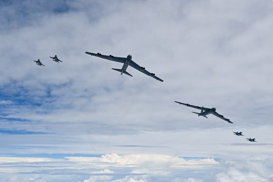 韓米日３カ国が１１日、済州南側の公海上で連合空中訓練を実施した。今回の訓練では米国のＢ－５２Ｈ戦略爆撃機が今年に入って初めて韓半島に展開された。　［写真　国防部提供、聯合ニュース］