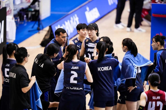 韓国代表のモラレス監督が１３日、フランス戦の途中、選手たちに話している。０－３で完敗した韓国は１勝１１敗で大会を終え、ＶＮＬ残留を確定できなかった。　［写真　ＶＮＬ］