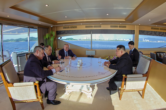 北朝鮮の金正恩国務委員長が１２日、ロシアのラブロフ外相と新しく開業した江原道元山葛麻海岸観光地区で会談したと、労働新聞が１３日報じた。左からロシアのルデンコ外務次官、ラブロフ外相、マツェゴラ駐北朝鮮ロシア大使。　［労働新聞＝ニュース１］