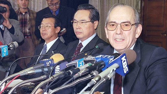 １９８７年１２月３日、ＩＭＦのカムドシュ総裁（右）が韓国政府との構造調整合意内容を発表している。李経植韓国銀行総裁と林昌烈経済副首相（左から）の表情は暗い。［中央フォト］