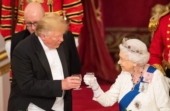 故エリザベス２世英女王（右）が２０１９年６月３日、当時のトランプ米大統領を国賓として招待し、バッキンガム宮殿で国賓晩餐会を開いた。　［ＡＦＰ＝聯合ニュース］