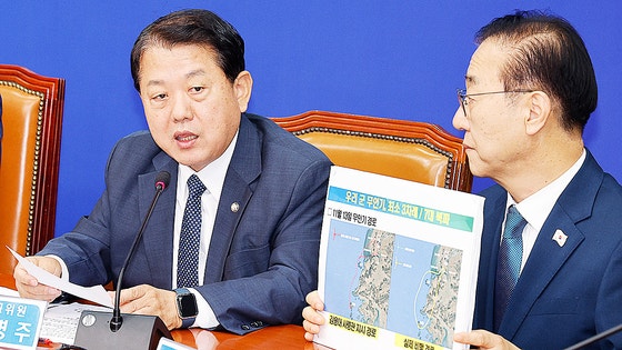 金炳周（キム・ビョンジュ）共に民主党最高委員（左）が１４日午前、ソウル汝矣島の国会で開かれた最高委員会議で発言している。　［ニュース１］