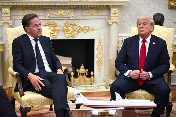 トランプ大統領が１４日、ホワイトハウスでＮＡＴＯのルッテ事務総長と会っている。［写真　ＡＦＰ＝聯合ニュース］