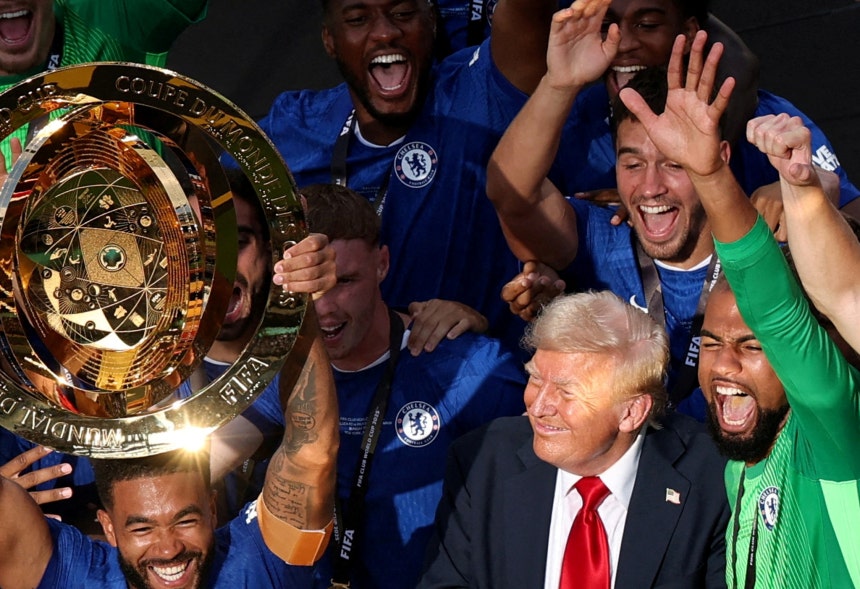 チェルシーの主将リース・ジェームズがＦＩＦＡクラブＷ杯の優勝トロフィーを掲げる時まで、トランプ米大統領は表彰台から離れず真ん中に立ち続けた。チェルシーの選手たちは当惑したが、そのまま優勝セレモニーを続けた。　［ロイター＝聯合ニュース］