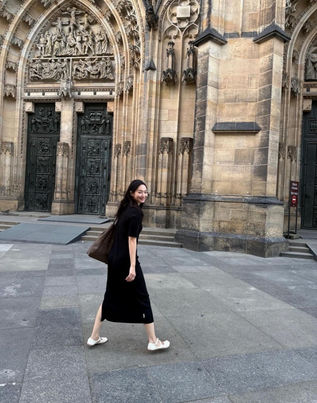 ５本指シューズを履いて欧州を観光している女優シン・ミナ。［写真　シン・ミナのブログ］