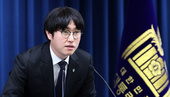 ハ・ジョンウＡＩ未来企画首席秘書官が６月１９日に大統領室庁舎で理工系特別法関連会見をしている。［写真　ニュース１］