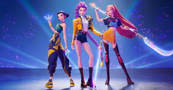 『ＫＰＯＰガールズ！デーモン・ハンターズ』は、写真のＫ－ＰＯＰガールズグループ「ＨＵＮＴＲ／Ｘ（ハントリックス）」（左からジョイ、ルミ、ミラ）が悪霊から世界を守るために歌う物語だ。［写真　Ｎｅｔｆｌｉｘ］