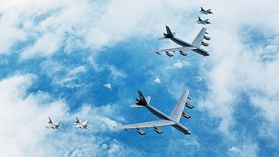 １１日、済州（チェジュ）南側の公海上で米国の戦略爆撃機Ｂ－５２Ｈ編隊、韓国ＫＦ－１６（左）、日本のＦ－２（右）編隊が連合空中訓練を実施した。Ｂ－５２Ｈのような戦略資産の展開は米国の拡大抑止公約を再確認させる軍事作戦だ。　［写真　国防部］