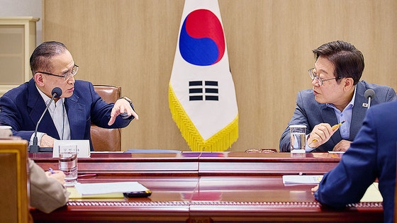 １０日、ソウル竜山大統領室で開かれた国家安全保障会議（ＮＳＣ）全体会議で魏聖洛（ウィ・ソンラク）国家安保室長と対話する李在明（イ・ジェミョン）大統領　［大統領室提供＝ニュース１］