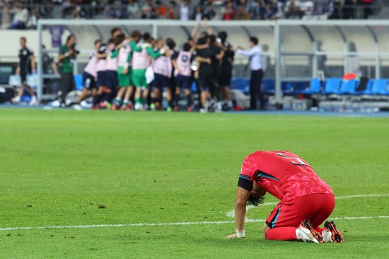 同アジアカップ最終第３戦で日本に０－１で敗れた後グラウンドに座り込む韓国代表チームのパク・ジンソプ。勝てば優勝だった韓国はホームで日本に優勝を渡した。韓日戦「３連続無得点敗北」の屈辱も受けた。［写真　聯合ニュース］