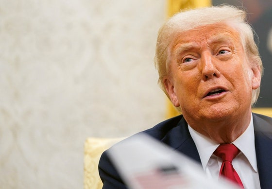 米国ドナルド・トランプ米国大統領が１４日（現地時間）、ホワイトハウスでマルク・ルッテＮＡＴＯ事務総長との会談中、記者の質問に答えている。［写真　ロイター＝聯合ニュース］