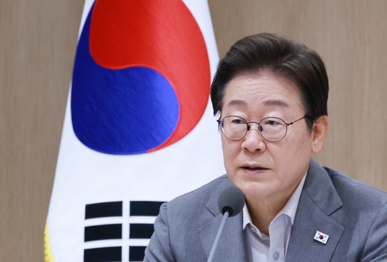 李在明（イ・ジェミョン）大統領が１５日、ソウル竜山（ヨンサン）大統領室庁舎で開かれた国務会議で発言している。［写真　聯合ニュース］