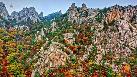 写真は２０２３年１０月２４日に北朝鮮の朝鮮中央テレビが放映した紅葉に染まった金剛山の秋の風景。ドローンを利用して撮影された。［写真　朝鮮中央テレビ画面＝聯合ニュース］