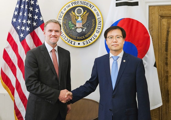産業通商資源部の呂翰九通商交渉本部長（右）が５日にワシントンＤＣの米通商代表部（ＵＳＴＲ）でグリア代表と握手している。［写真　産業通商資源部］