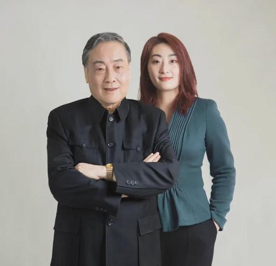   中国飲料大手「娃哈哈」の創業者・宗慶後氏とその「一人娘」宗馥莉氏。［百度　キャプチャー］
