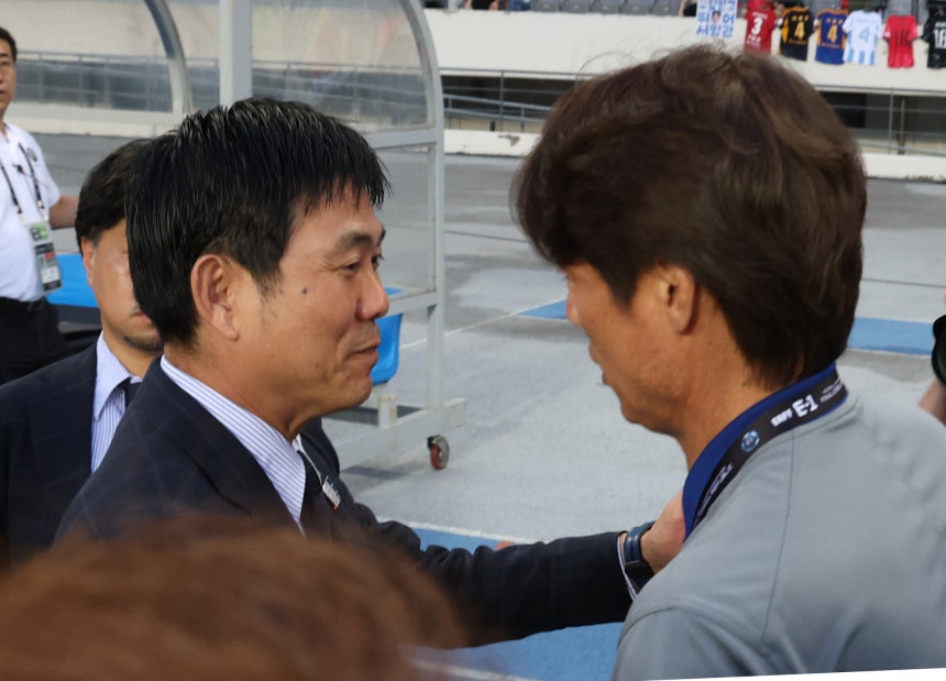 東アジアカップ韓日戦前にあいさつを交わす森保一監督（左）と洪明甫（ホン・ミョンボ）監督　［ニュース１］