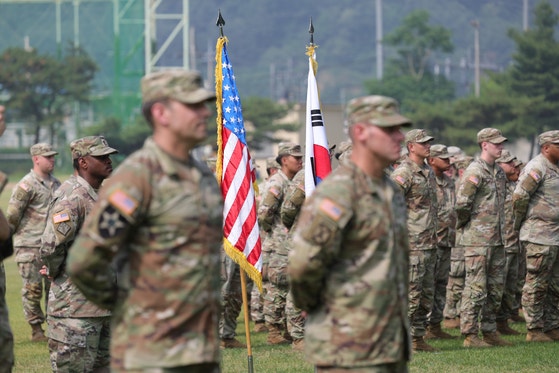 先月１８日に京畿道東豆川のキャンプケーシーで開かれた在韓米軍巡回配備旅団任務交代式で太極旗と星条旗が並んで置かれている。米第４師団１ストライカー旅団（レーダー旅団）は韓半島で任務を遂行した米第７師団１ストライカー旅団（ゴースト旅団）と交代し９カ月間ストライカー装甲車を運用する。［写真　聯合ニュース］
