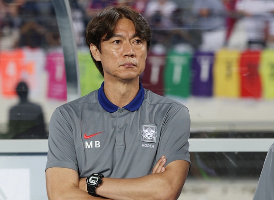 Ｗ杯本戦までに解決すべき課題を多く抱えた洪明甫監督。［写真　ニュース１］