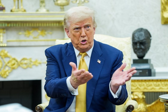 トランプ米大統領が１６日にホワイトハウスで開かれたバーレーンのサルマン皇太子との会談で発言している。［写真　ＥＰＡ＝聯合ニュース］