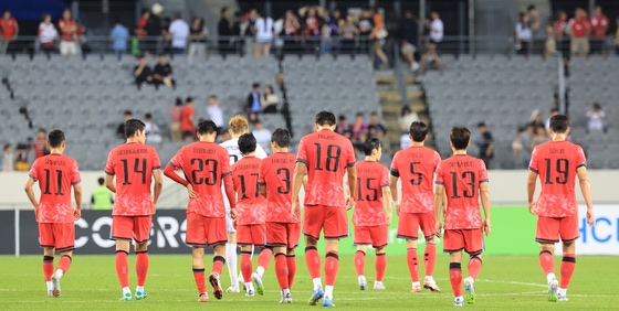 １５日、東アジアカップの日本戦で敗れた後、肩を落とす韓国選手の後ろ姿。洪明甫（ホン・ミョンボ）監督が率いる韓国代表のＷ杯での競争力に疑問を提起する声が高まった。　［聯合ニュース］