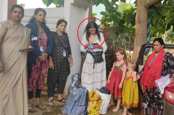  洞窟で生活していたロシア人女性と２人の娘［写真　ゴカルナ警察］
