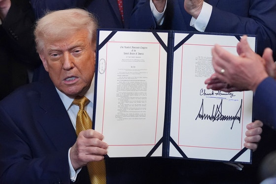  トランプ米大統領が１６日にホワイトハウスで自身が署名したフェンタニル処罰強化法案を上げて見せている。［写真　ＡＰ＝聯合ニュース］