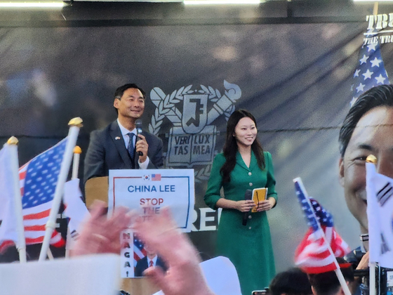 モース・タン・リバティ大教授（韓国名ダン・ヒョンミョン）が１５日、ソウル大の正門前で懇談会を開いた。懇談会でタン教授は不正選挙論と同時に、尹前大統領の非常戒厳宣言を擁護する発言をした。　［聯合ニュース］