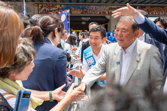 石破茂首相が１６日、大阪で支持者と握手を交わしている。　［石破茂首相　Ｘ］