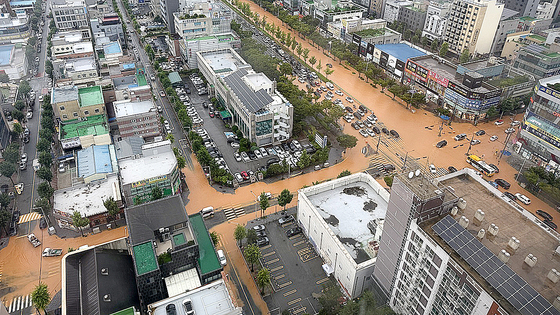 光州（クァンジュ）・全羅南道（チョルラナムド）地域に１時間当たり最高８６ミリの大雨が降った１７日、光州光山区（クァンサング）尖端（チョムダン）交差点の道路全域が冠水している。［写真　読者、ニュース１］