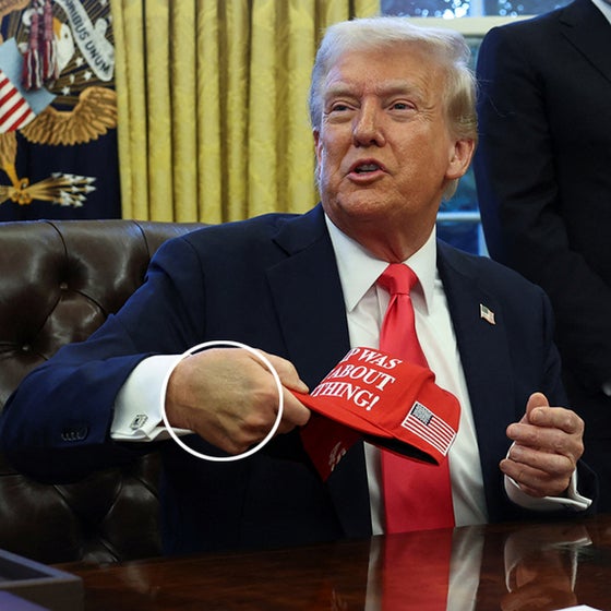 ２月２５日、米ワシントンＤＣのホワイトハウスで行政命令に署名するドナルド・トランプ大統領の右手の甲にアザができている。ホワイトハウス側は高齢による健康悪化、マクロン仏大統領との握手など多様な推測に対して「多くの人と握手して生じたアザ」と釈明した。［写真　ロイター＝聯合ニュース］