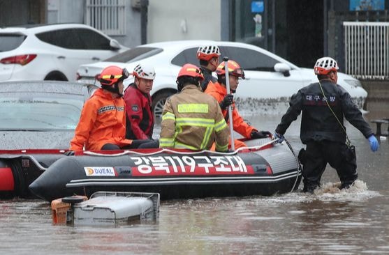 救助隊がボートに乗って人命捜索を行う様子［写真　聯合ニュース］