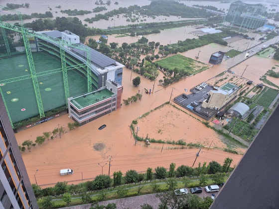 韓国光州市全域に記録的な豪雨が降り注いだ１７日午後、光州北区臣龍洞（シンヨンドン）一帯の道路が冠水し、多数の車両が水に浸かっている。［写真　聯合ニュース］
